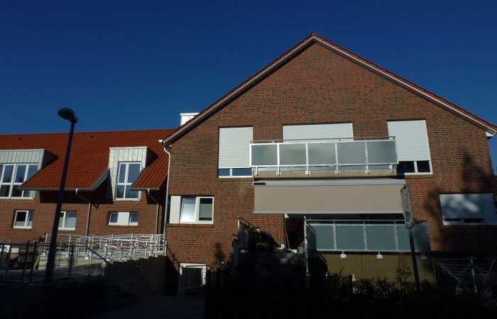 Mehrfamilienhaus aus rotem Klinker mit Balkonen