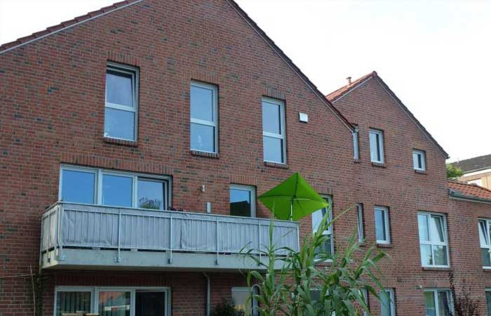 Wohnanlage mit Klinkerfassade und Balkonen