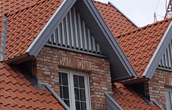 Giebel mit roten Dachziegeln und Klinker